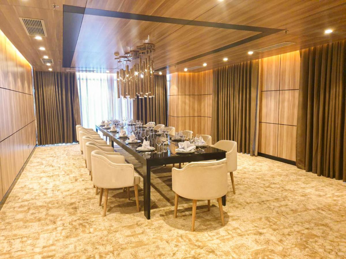 Diamond Stars Ben Tre Hotel Esterno foto A private dining room at the restaurant