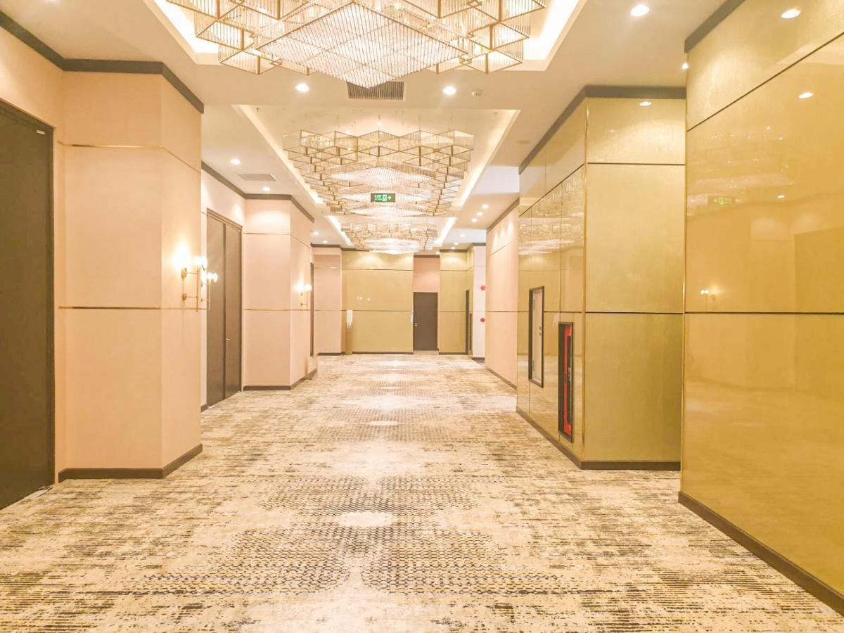 Diamond Stars Ben Tre Hotel Esterno foto A corridor in a hotel