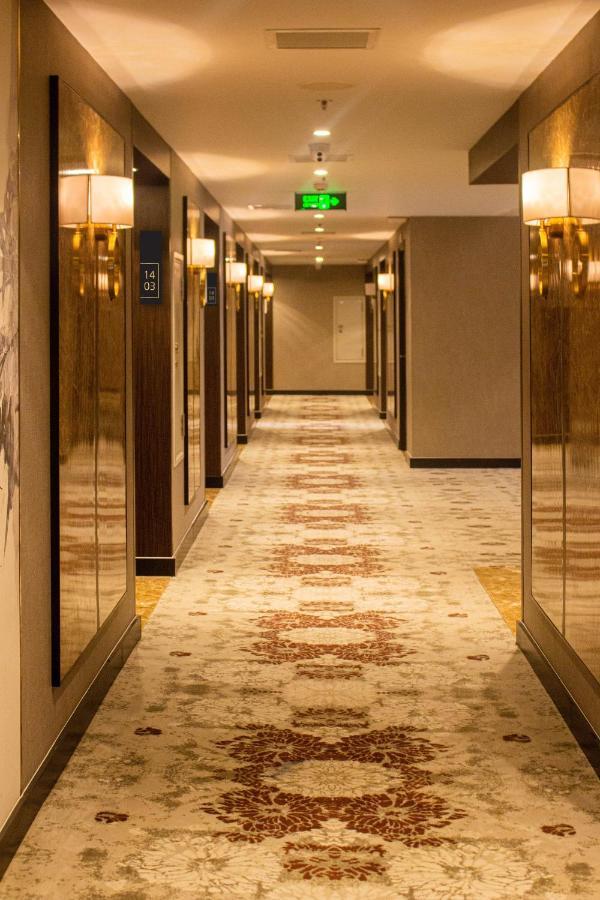 Diamond Stars Ben Tre Hotel Esterno foto A corridor in a hotel