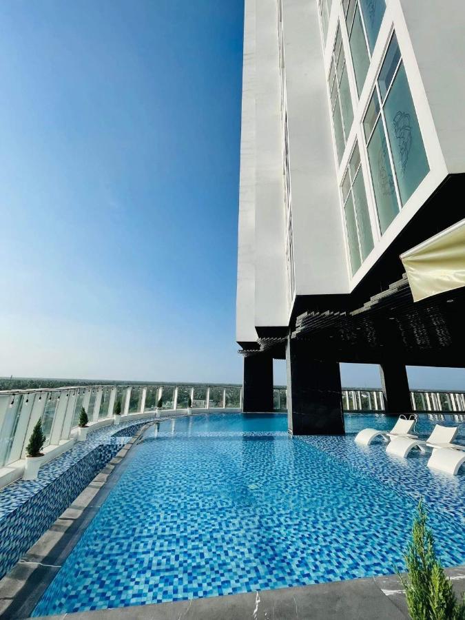 Diamond Stars Ben Tre Hotel Esterno foto The pool at the 360° Sky Bar