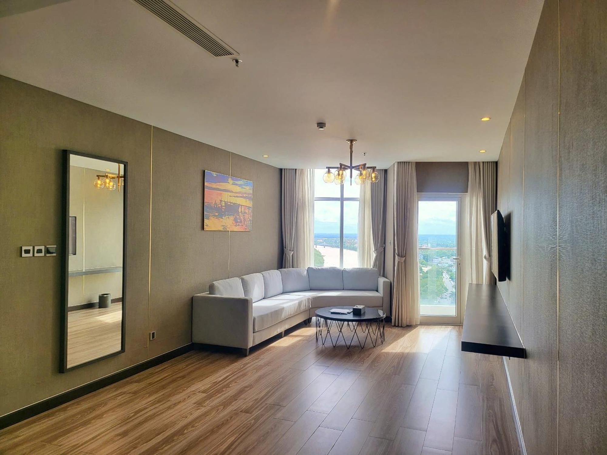 Diamond Stars Ben Tre Hotel Esterno foto Living room of a suite at the hotel