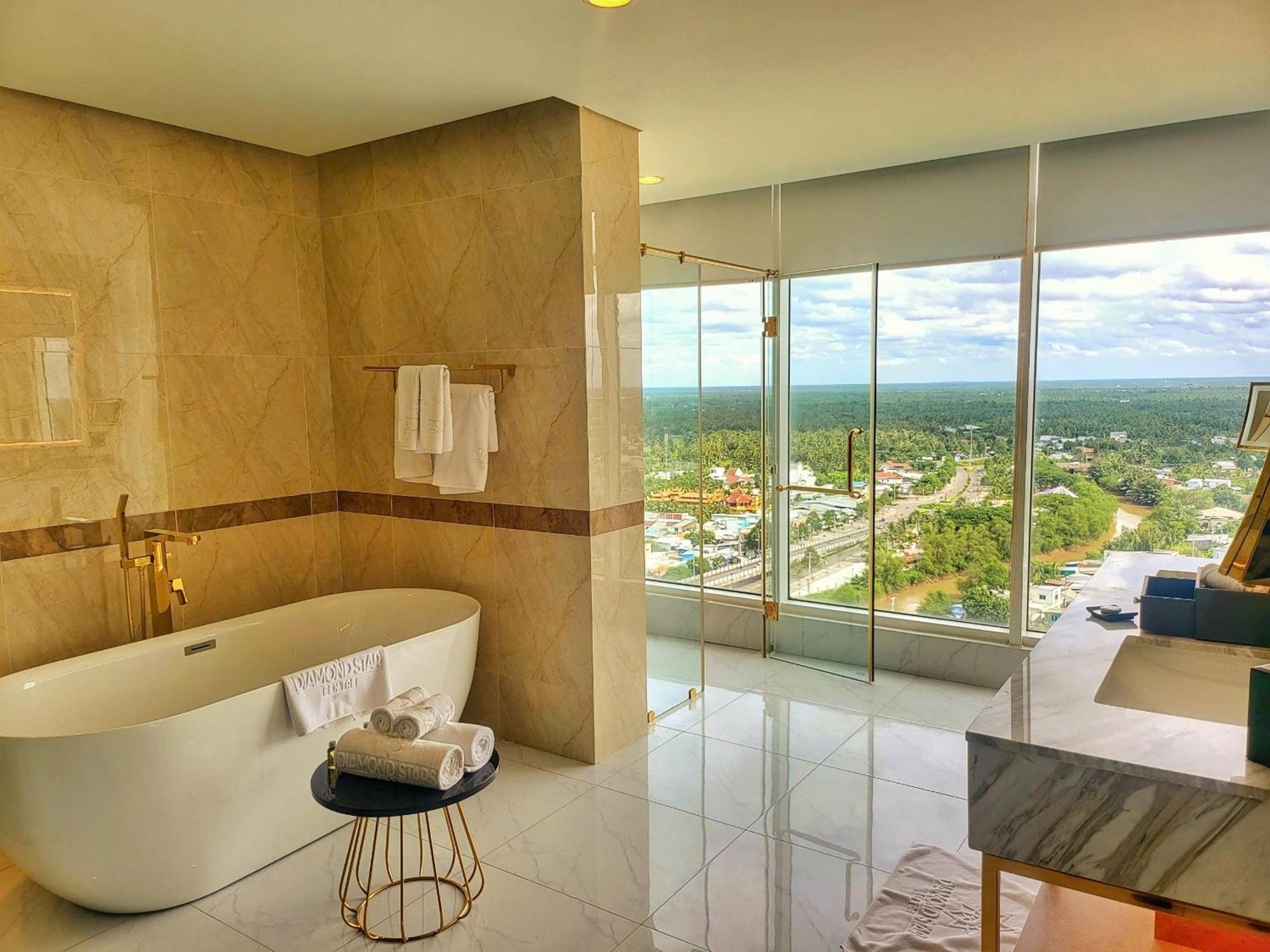 Diamond Stars Ben Tre Hotel Esterno foto Bathroom of a suite at the hotel