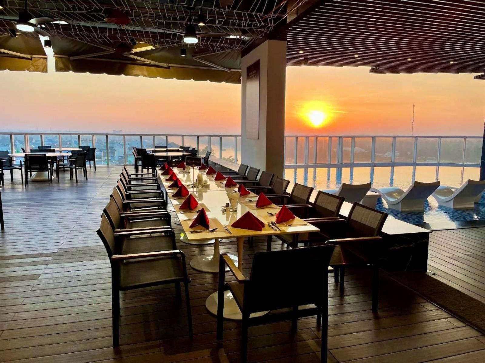 Diamond Stars Ben Tre Hotel Esterno foto Sunset at the Sky Bar